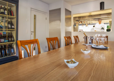 Gast-Tisch mit Blick in die Küche – Truube Gais