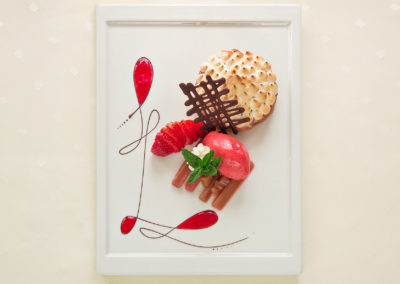 Dessert Souffliertes Rhabarertörtchen mit Erdbeersorbet – Truube Gais