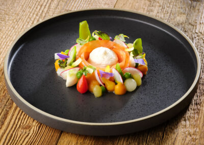 Truube Gais – Das Speiserestaurant – Gebeizter Lostallo-Lachs, mariniertes Frühlingsgemüse, Meerrettich-Espuma