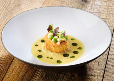 Truube Gais – Das Speiserestaurant – Fisch-Cake, gehobelter Fenchel, Erbsen, Yuzu-Beurre blanc