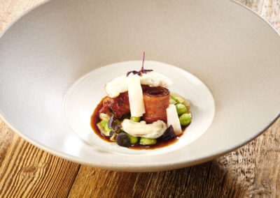 Truube Gais – Das Speiserestaurant – Glasierte Schweinebauch-Röllchen, Shiitake, Rettich, Sojabohnen