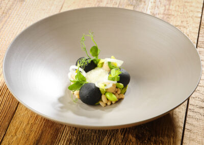 Truube Gais – Das Speiserestaurant – Schwarze Kartoffeln gefüllt mit Quark, Risina-Bohnen, Frühlingszwiebel, Limettenschaum